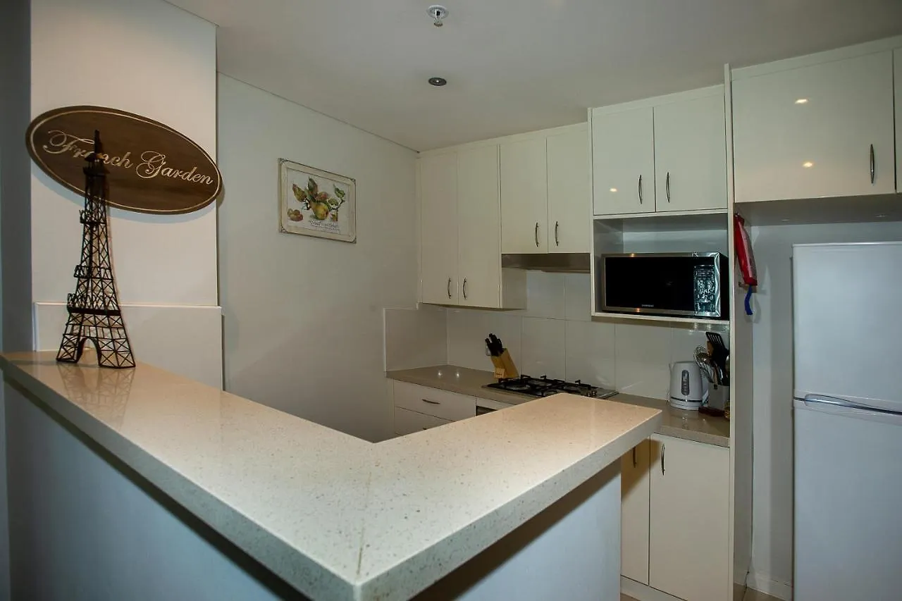 Exquisitely Furnished 2 Bedroom Apartment! Gold Coast 0*,