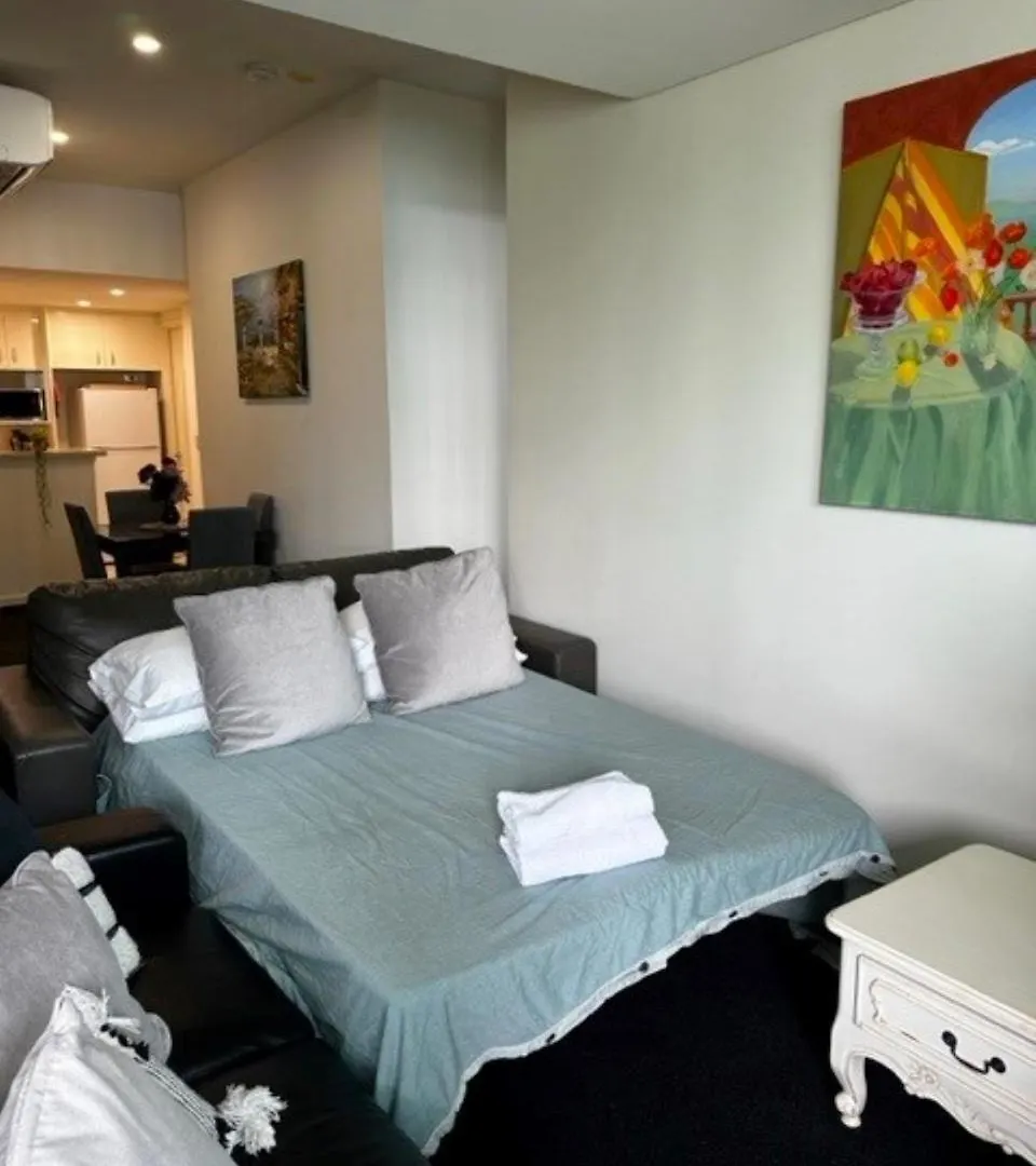 Exquisitely Furnished 2 Bedroom Apartment! Gold Coast Apartment