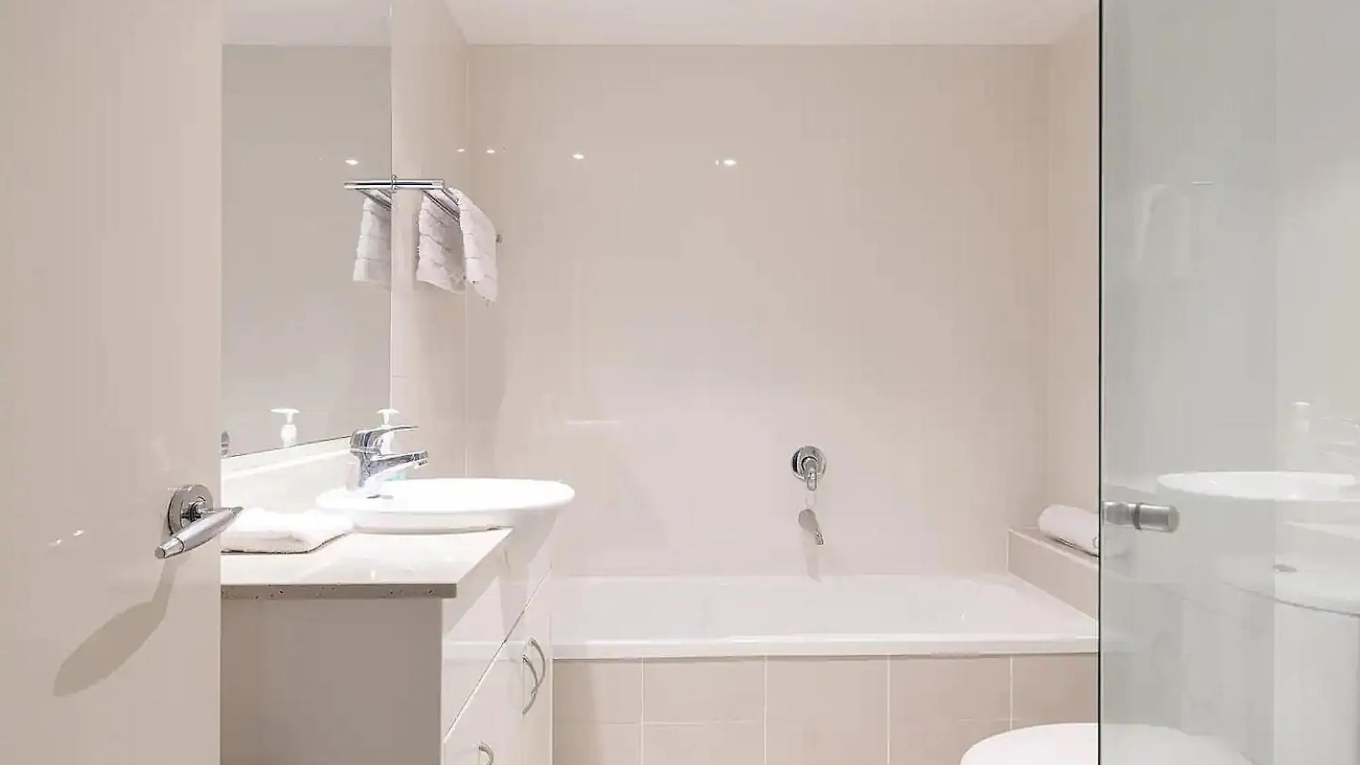 Apartment Exquisitely Furnished 2 Bedroom Apartment! Gold Coast Australia