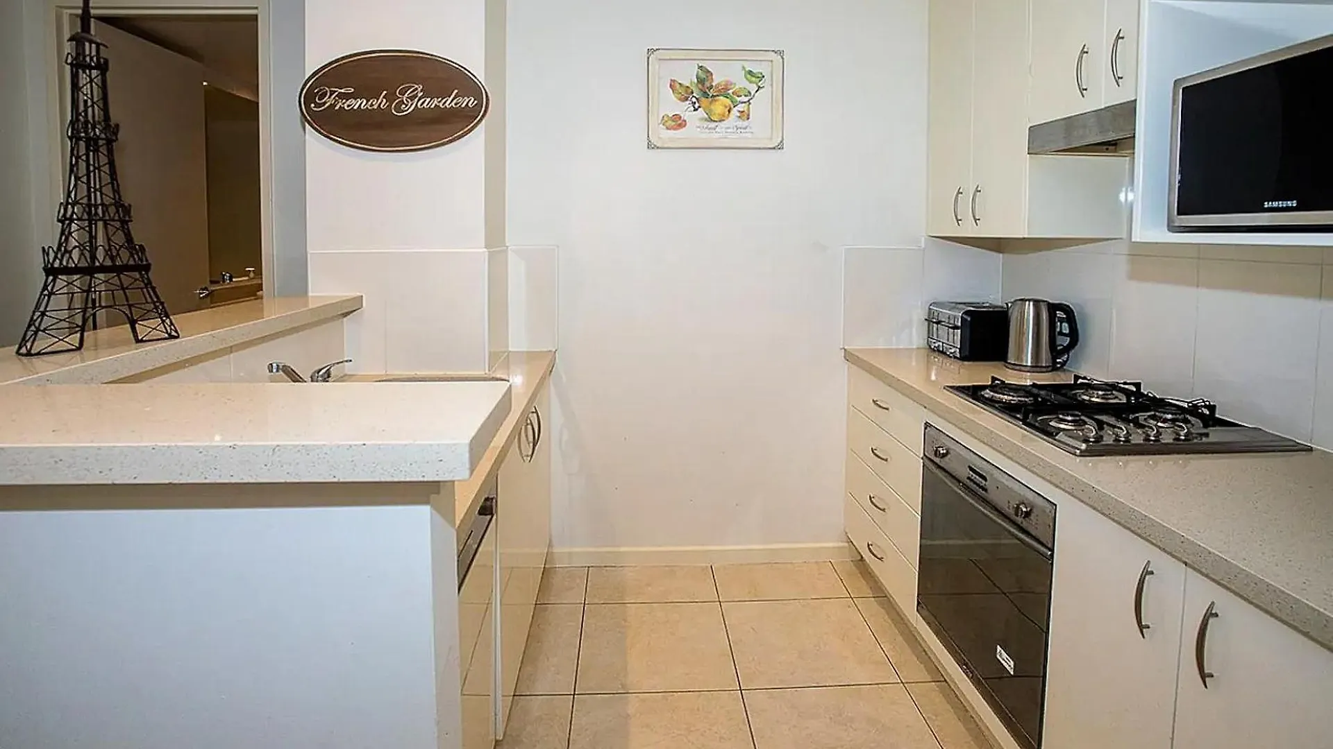 Exquisitely Furnished 2 Bedroom Apartment! Gold Coast Australia
