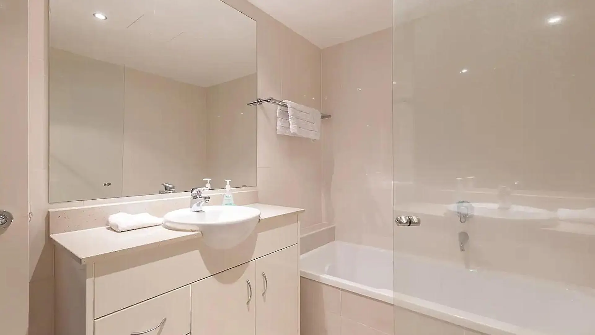 Exquisitely Furnished 2 Bedroom Apartment! Gold Coast 0*,  Australia