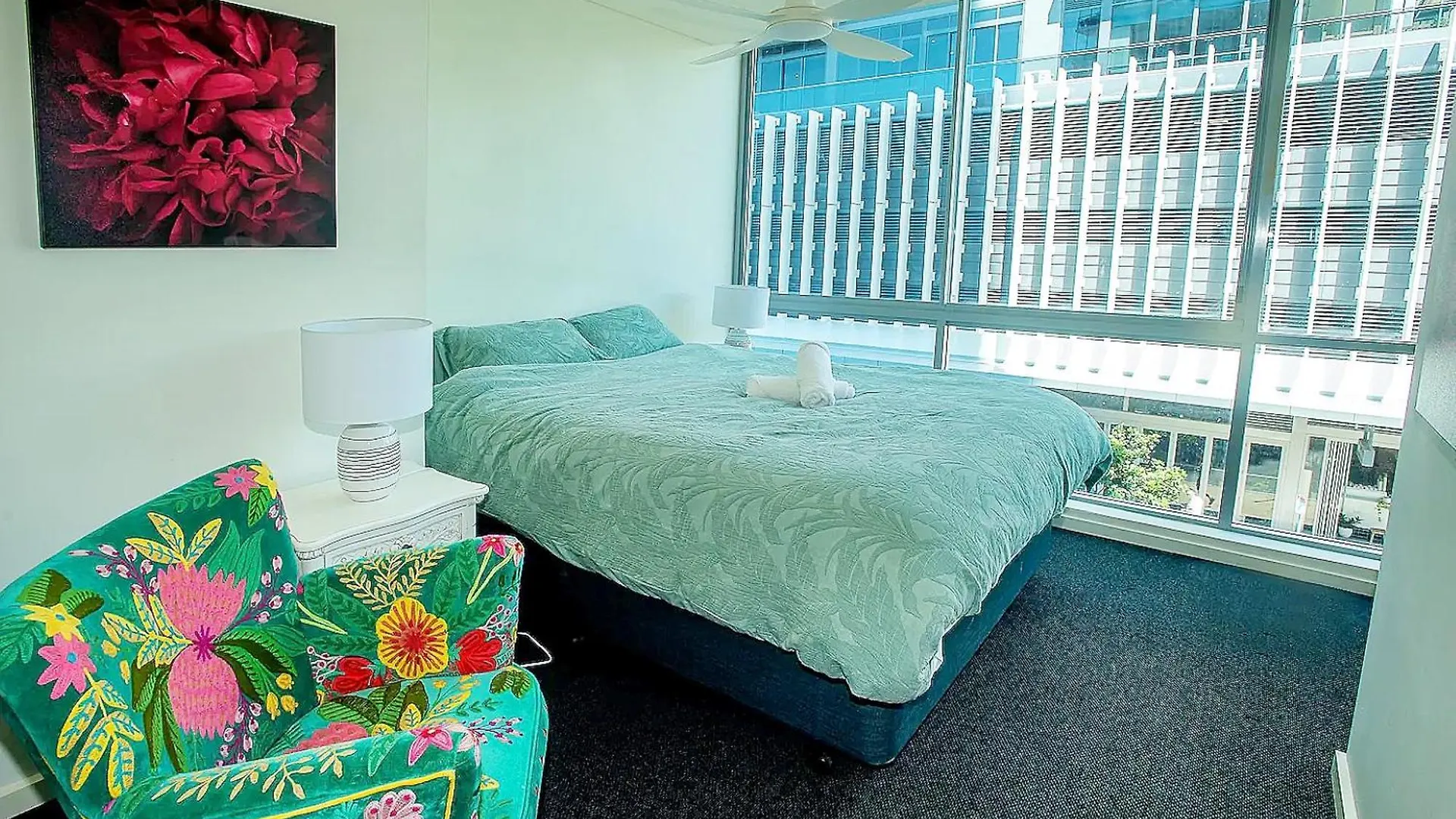Exquisitely Furnished 2 Bedroom Apartment! Gold Coast Apartment